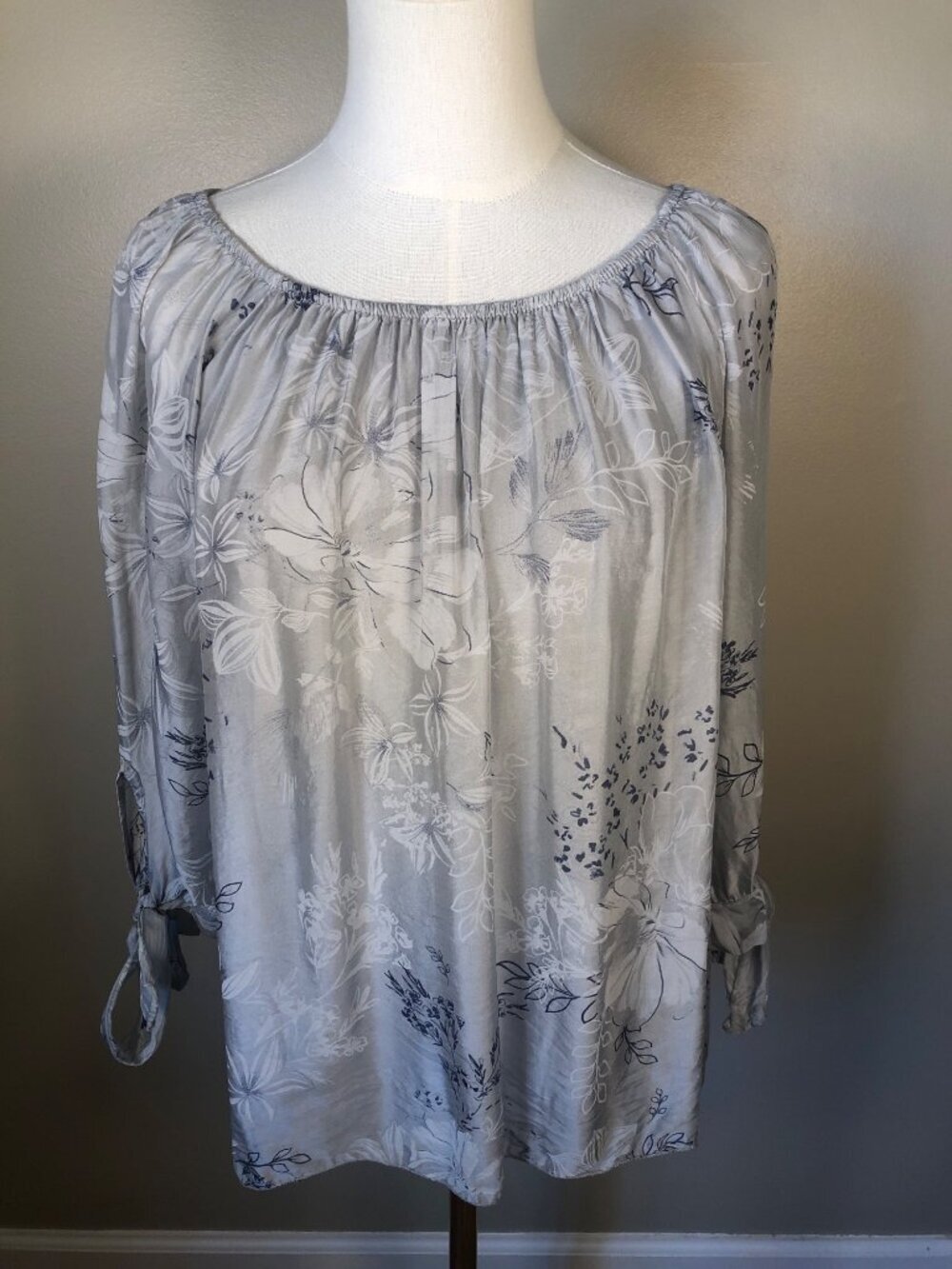 Le Marais Made in Italy Silk Gray Floral Blouse Luxury Parisian Bohemian  Size S
